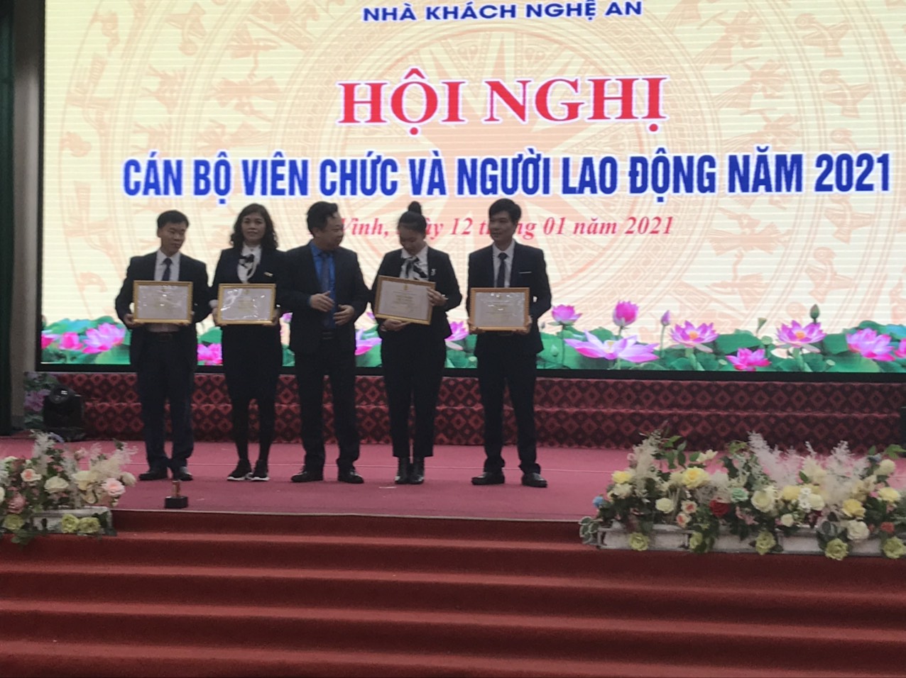 Tổ chức hội nghị công nhân viên chức và người lao động
