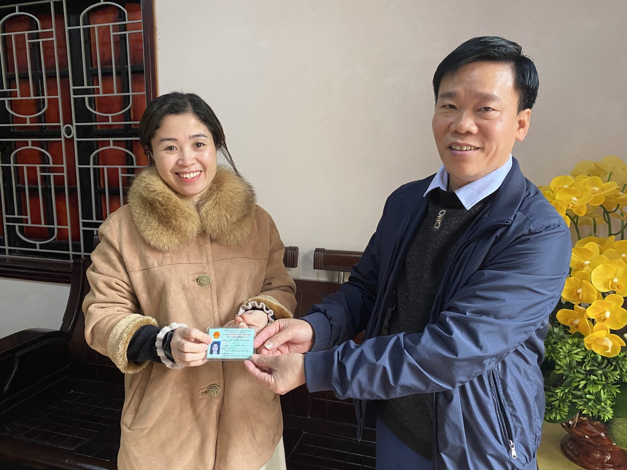 Nhân viên nhà khách nhặt được 1 chiếc nhẫn vàng của khách và đã tìm chủ nhân và trao trả lại