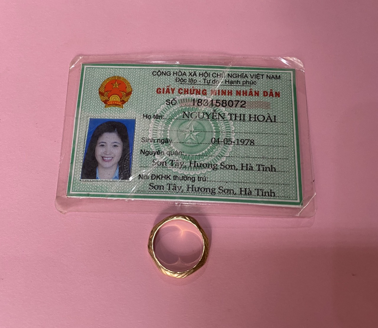 Nhân viên nhà khách nhặt được 1 chiếc nhẫn vàng của khách và đã tìm chủ nhân và trao trả lại