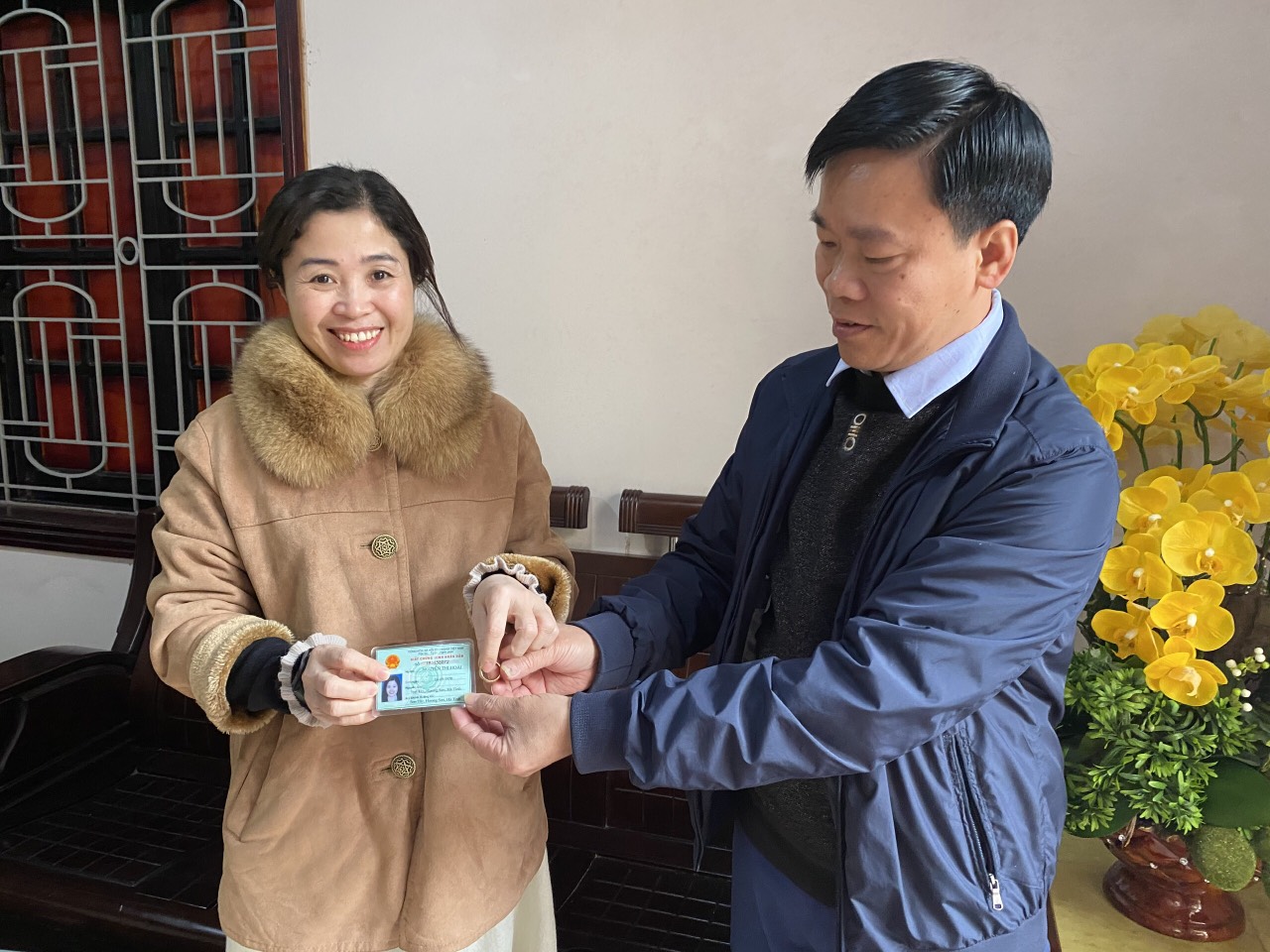 Nhân viên nhà khách nhặt được 1 chiếc nhẫn vàng của khách và đã tìm chủ nhân và trao trả lại